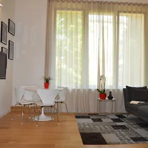 Apartment Bright And Silent Near Two Towers